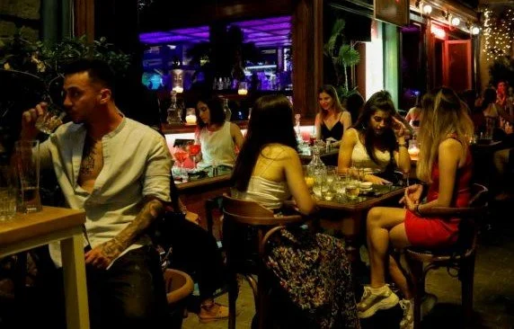 Επαγγελματίες και κομμωτές στηρίζουν την εστίαση για τα υπέρογκα πρόστιμα των μέτρων