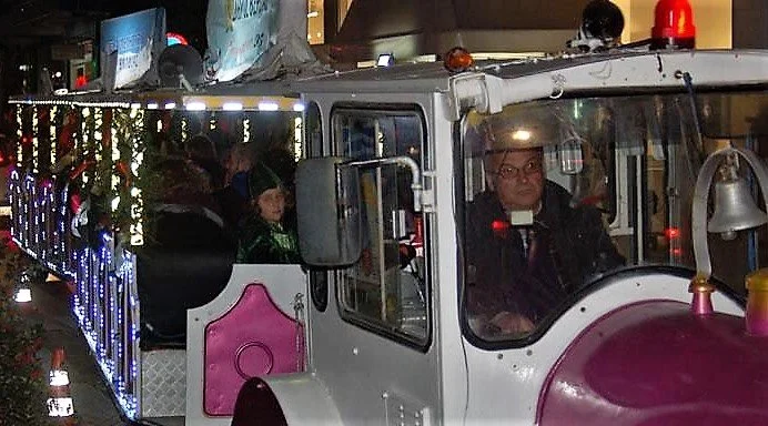 Νάουσα. Τρενάκι για τα παιδιά στο πλακόστρωτο του πάρκου τις μέρες των Χριστουγέννων