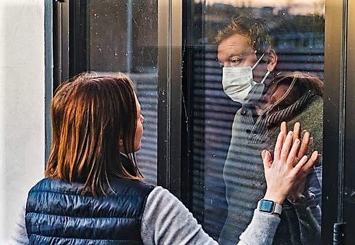 Νέες οδηγίες ΕΟΔΥ. Τι ισχύει για την καραντίνα κρουσμάτων και στενών επαφών