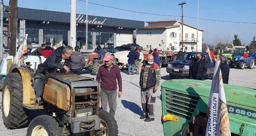 Νάουσα. Μπλόκο με τρακτέρ στη διασταύρωση το μεσημέρι της Τετάρτης