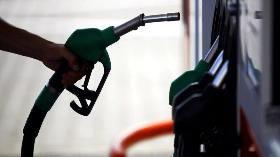Μέτρα στήριξης. 22 λεπτά στη βενζίνη, 72 ευρώ στο ρεύμα, πριν το Πάσχα το έκτακτο επίδομα 