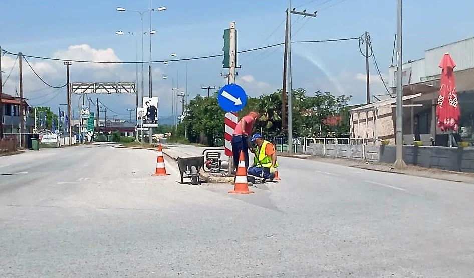 Εντατικά η αποκατάσταση λειτουργίας των φαναριών στη διασταύρωση Νάουσας
