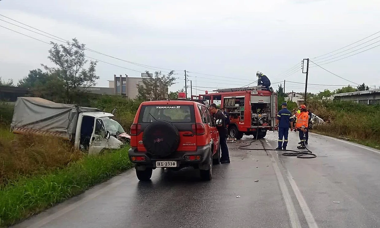 Νάουσα. Σφοδρή σύγκρουση οχημάτων στη στροφή Στενημάχου. Στο νοσοκομείο οι οδηγοί