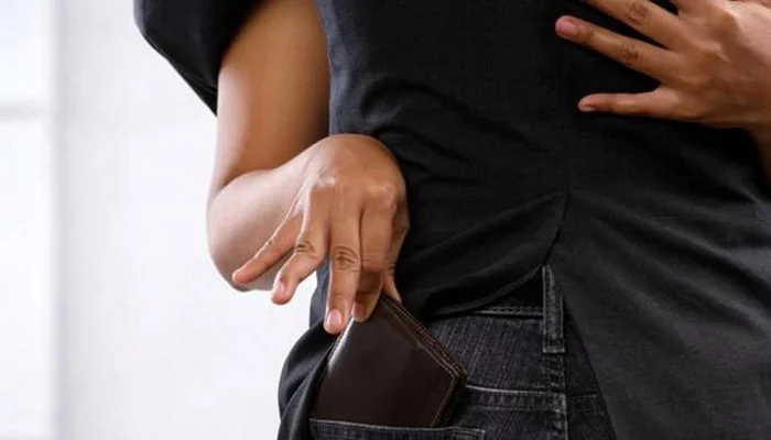 Συνελήφθη πορτοφολού στην Αλεξάνδρεια. Σύλληψη 70χρονου για κάνναβη στη Νάουσα