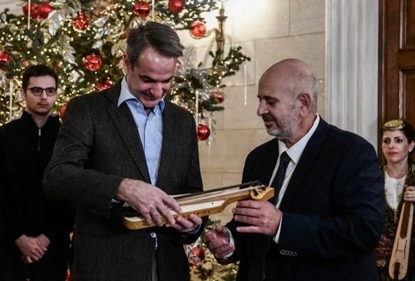 Μια ποντιακή λύρα για τον πρωθυπουργό!