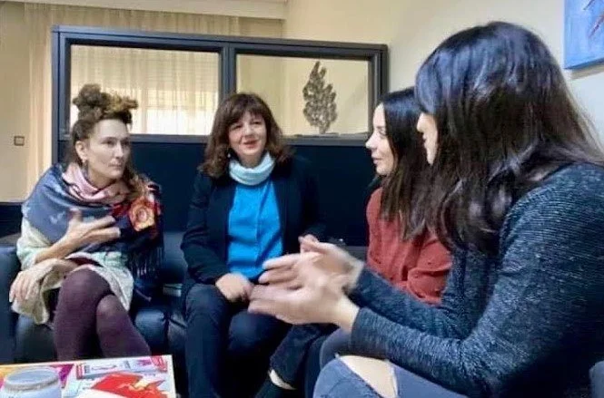 Η έμφυλη βία είναι κοινό τραύμα. Χρειάζεται εκπαίδευση και δομές παντού