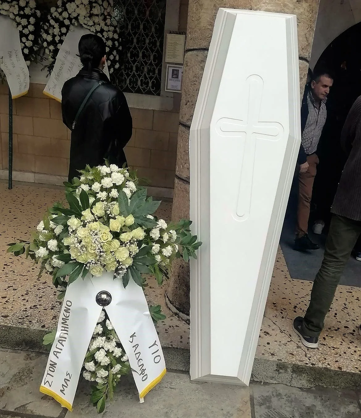 Στα ‘λευκά’ το τελευταίο αντίο στον Γιάννη Καρανικόλα