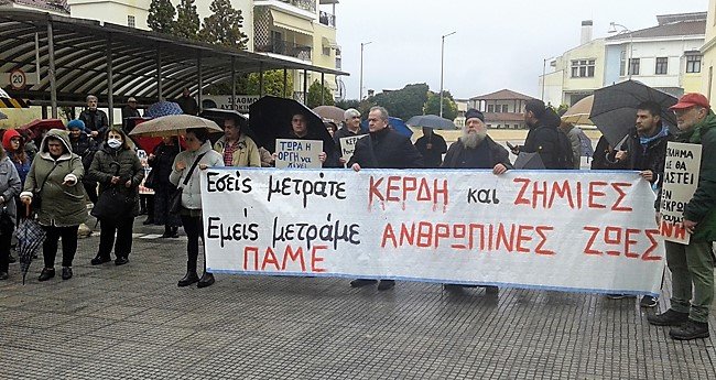 Πορεία στη βροχή για ασφαλή σιδηρόδρομο
