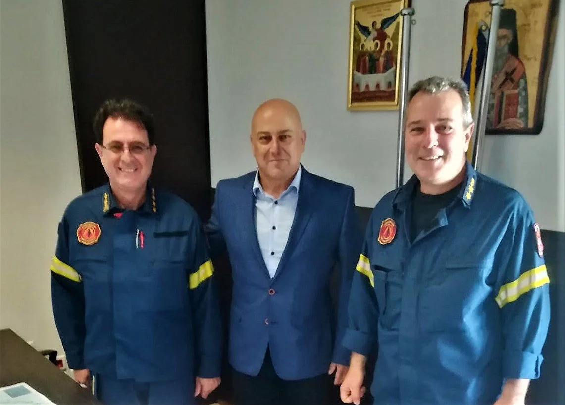 Ο Βασίλης Κοτίδης με τη διοίκηση της Πυροσβεστικής