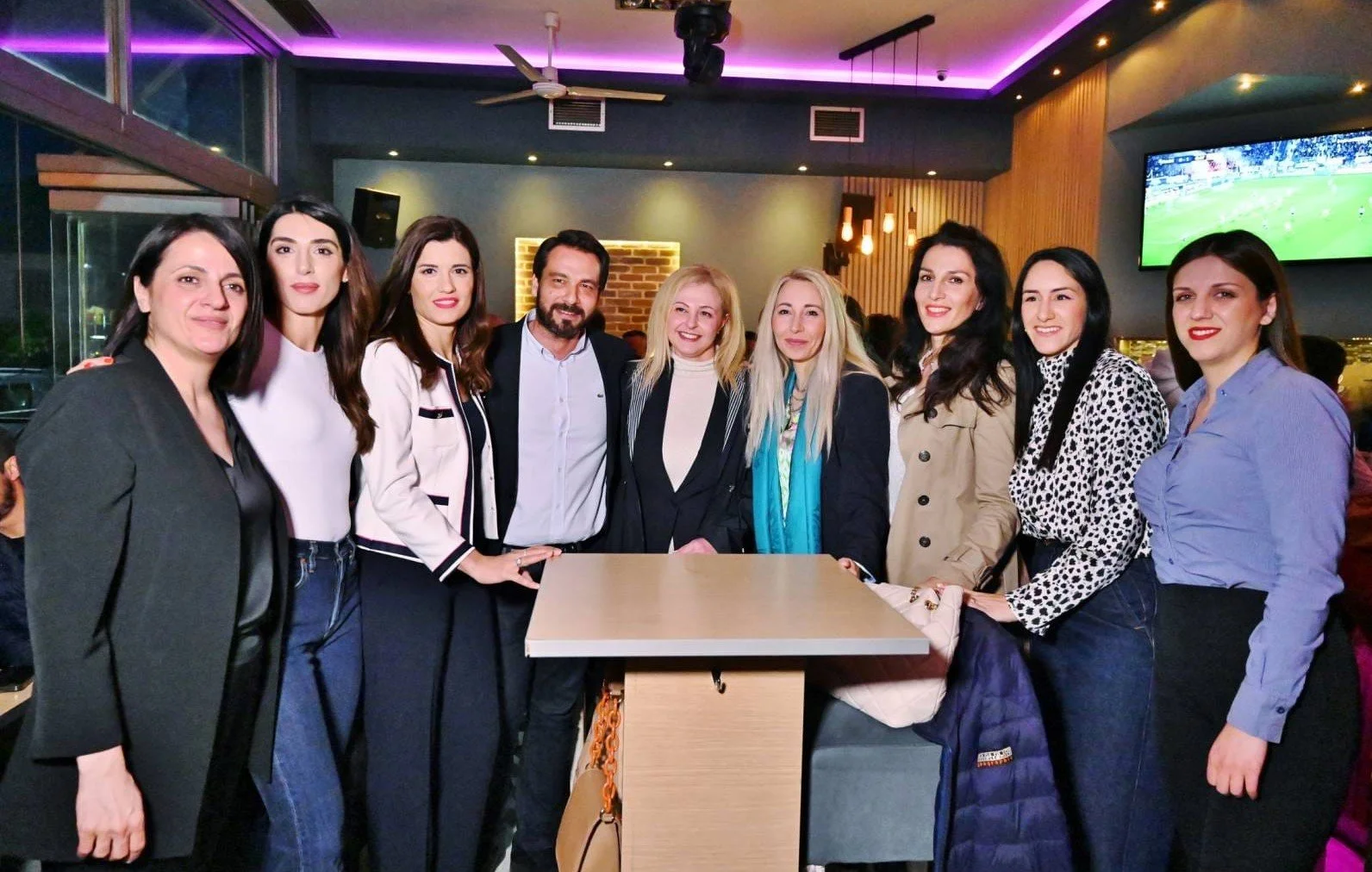 Τάσος Μπαρτζώκας. Η νεολαία γεμίζει τα μαγαζιά για χάρη του!