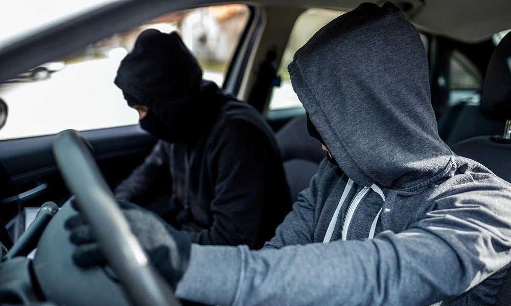 Βέροια. Σωρεία κλοπών σε σταθμευμένα οχήματα από τρεις ανήλικους