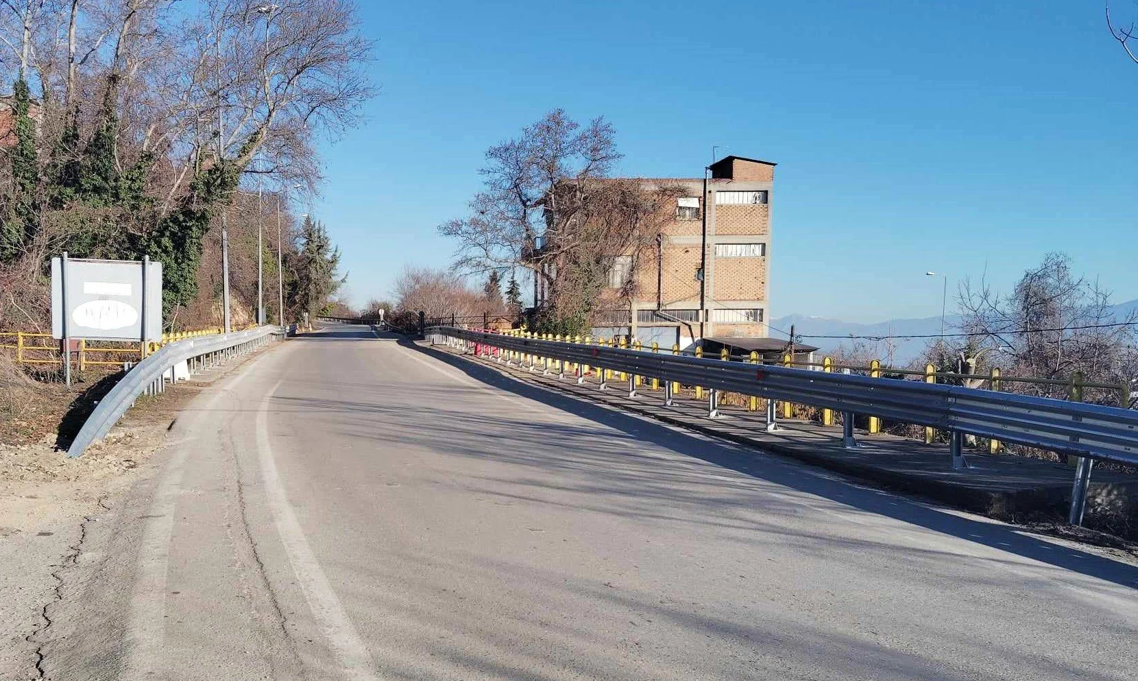 Νάουσα. Μπήκαν στηθαία και κάγκελα στη γέφυρα Καστανιώτη