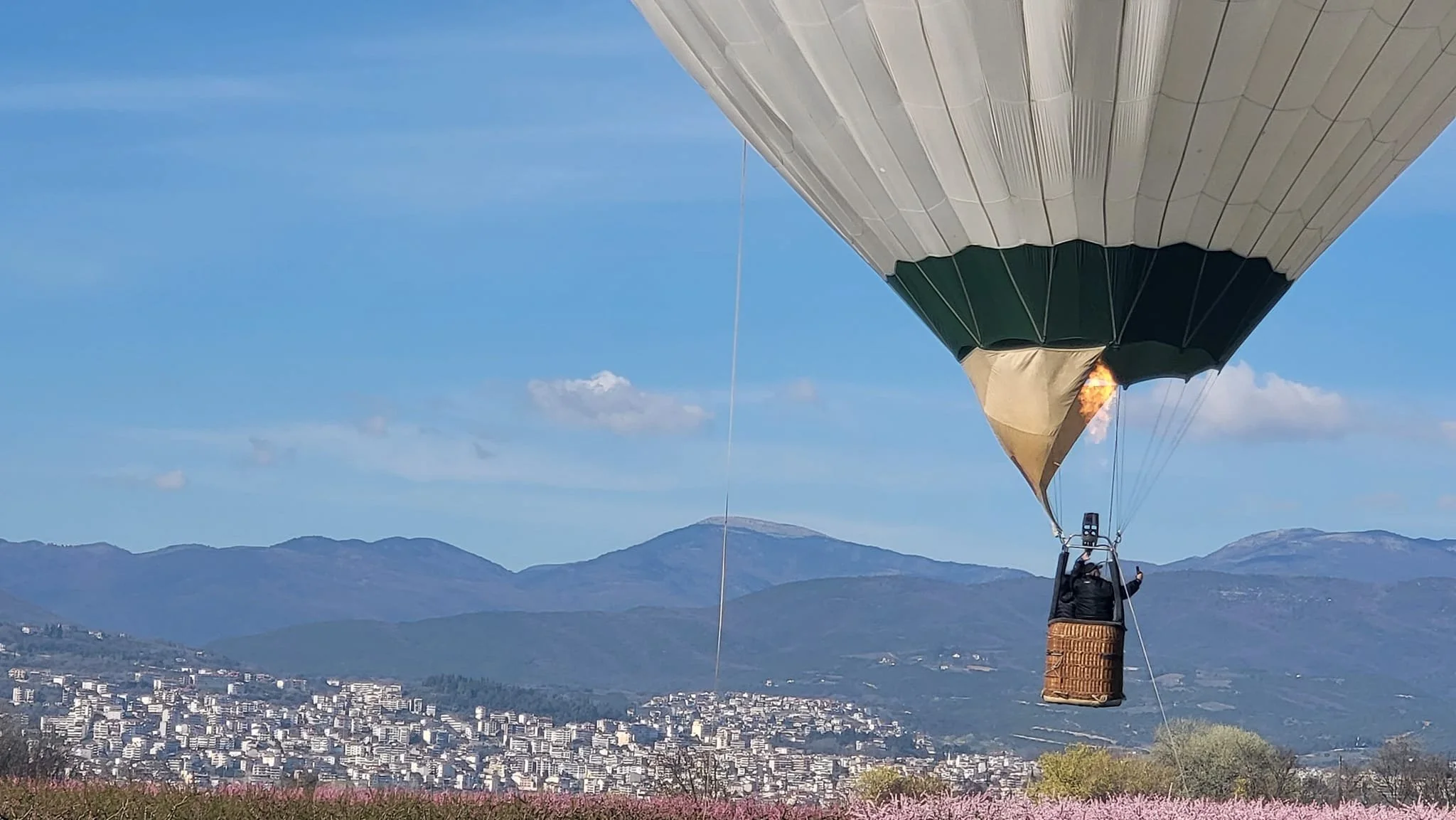Με αερόστατο πάνω από ανθισμένες ροδακινιές!