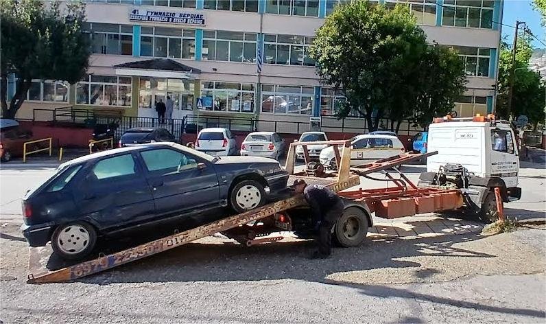 Βέροια. Με ένταση η απομάκρυνση παλιών οχημάτων από τη δημοτική αστυνομία