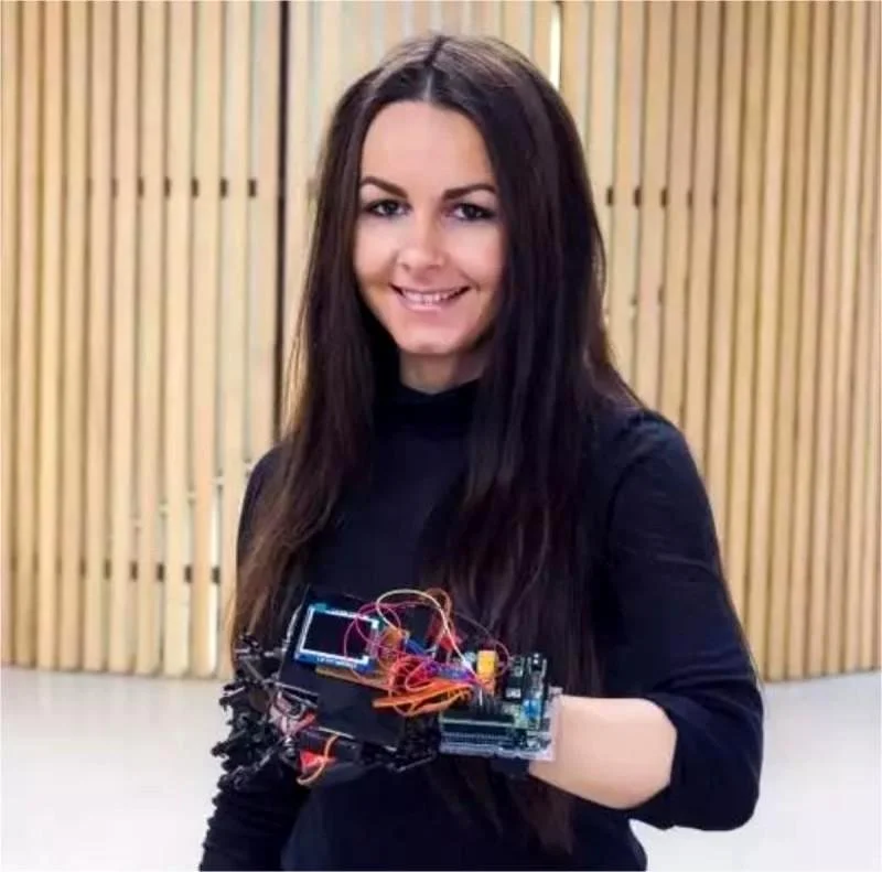 Ελένη Κολτζή. Η ρομποτική χείρα βοηθείας και ο γάμος με τον Παπαμιχαήλ