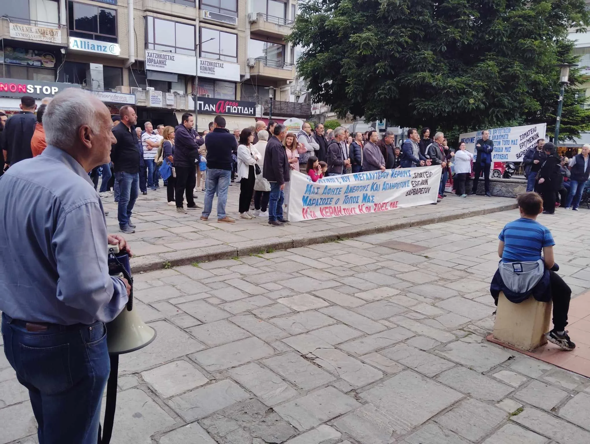 ‘Βαρβαρέσος’. Μεγάλη συγκέντρωση και πορεία στήριξης των απολυμένων