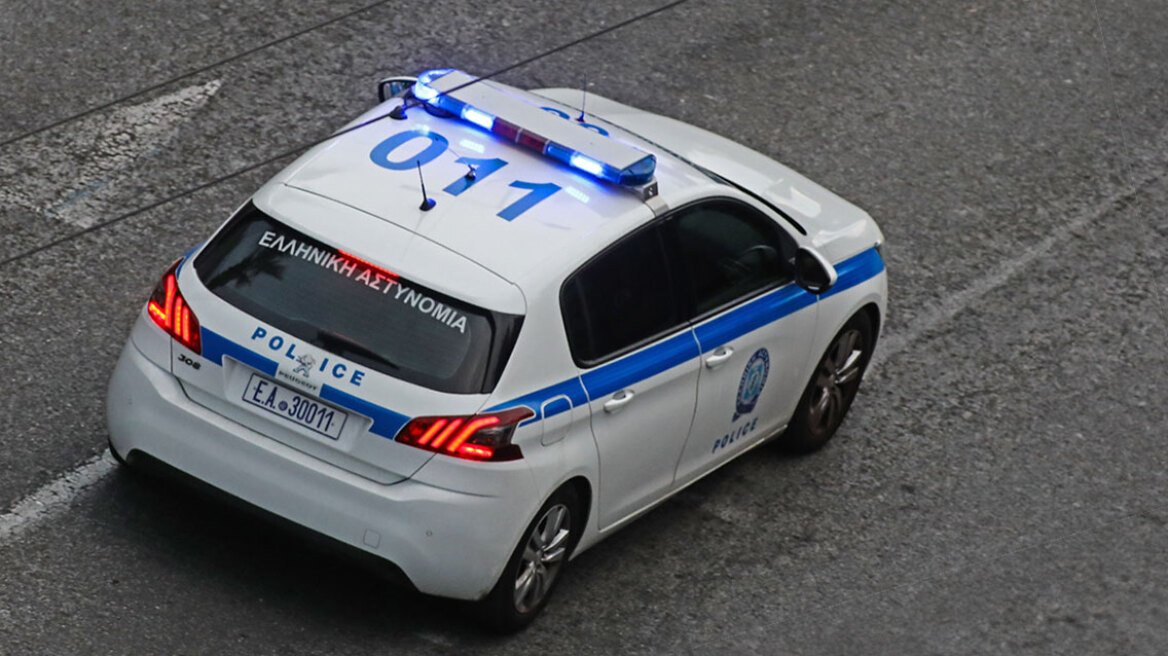 Ανήλικη αφαιρούσε χρυσές αλυσίδες από τον λαιμό ηλικιωμένων