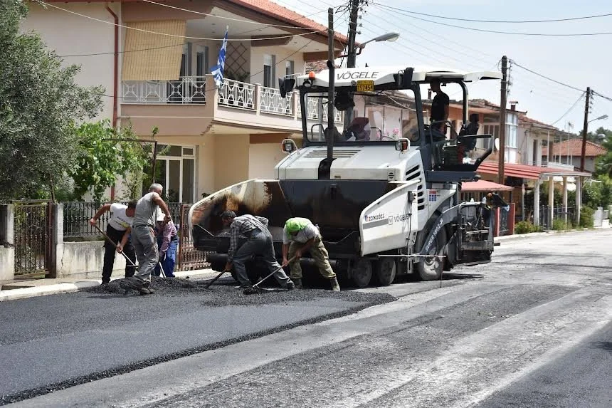 Νάουσα. Ασφαλτόστρωση στον κεντρικό δρόμο των Λευκαδίων