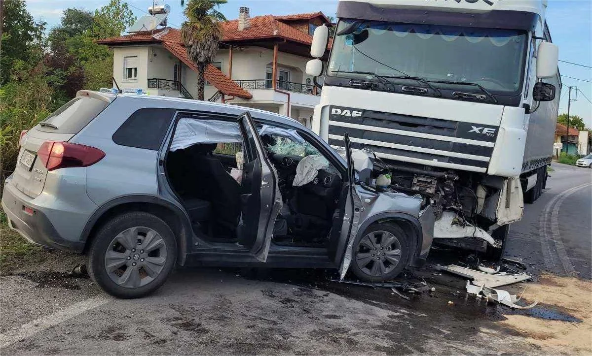 Σφοδρή σύγκρουση νταλίκας με επιβατικό μέσα στην Πατρίδα! Δύο τραυματίες