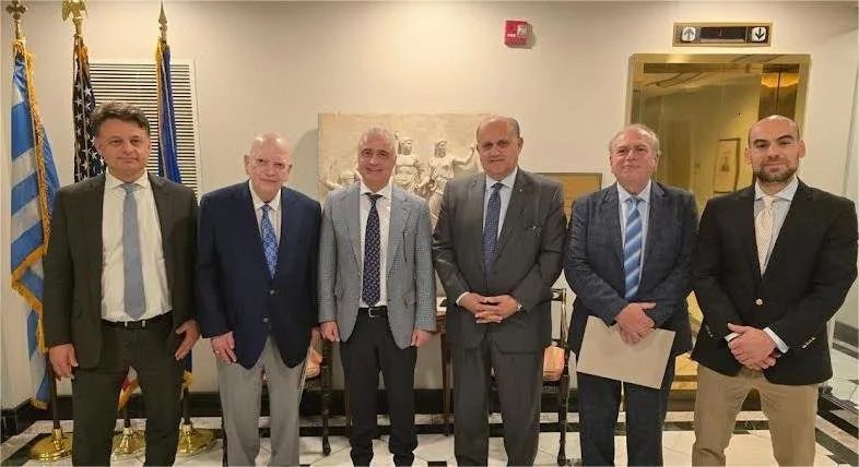 Ο Λάζαρος Τσαβδαρίδης με εκπροσώπους της Ομογένειας στις ΗΠΑ