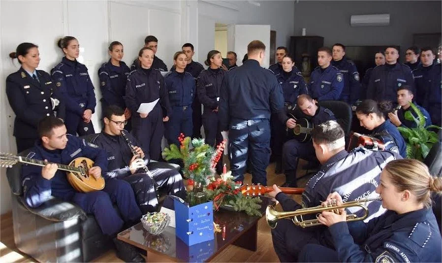 Κάλαντα από τους δόκιμους της Σχολής Αστυφυλάκων Νάουσας