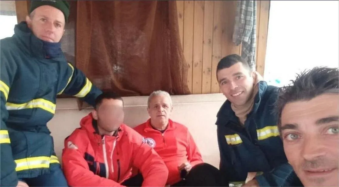 ‘Πριόνια’. Η πρώτη φωτογραφία του 23χρονου με τους διασώστες του