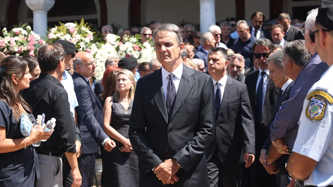 Σε κλίμα οδύνης το τελευταίο αντίο στον Απόστολο Βεσυρόπουλο