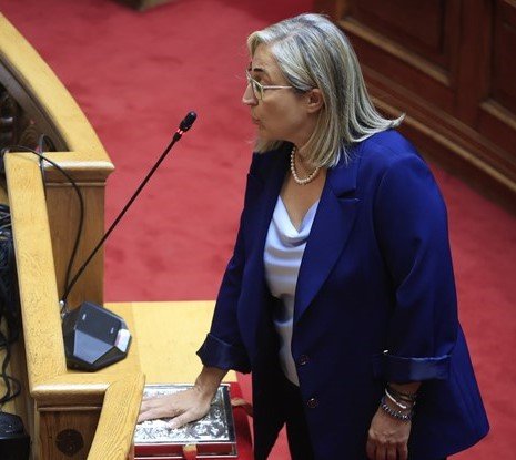 Ορκίστηκε βουλευτής η Στέλλα Αραμπατζή