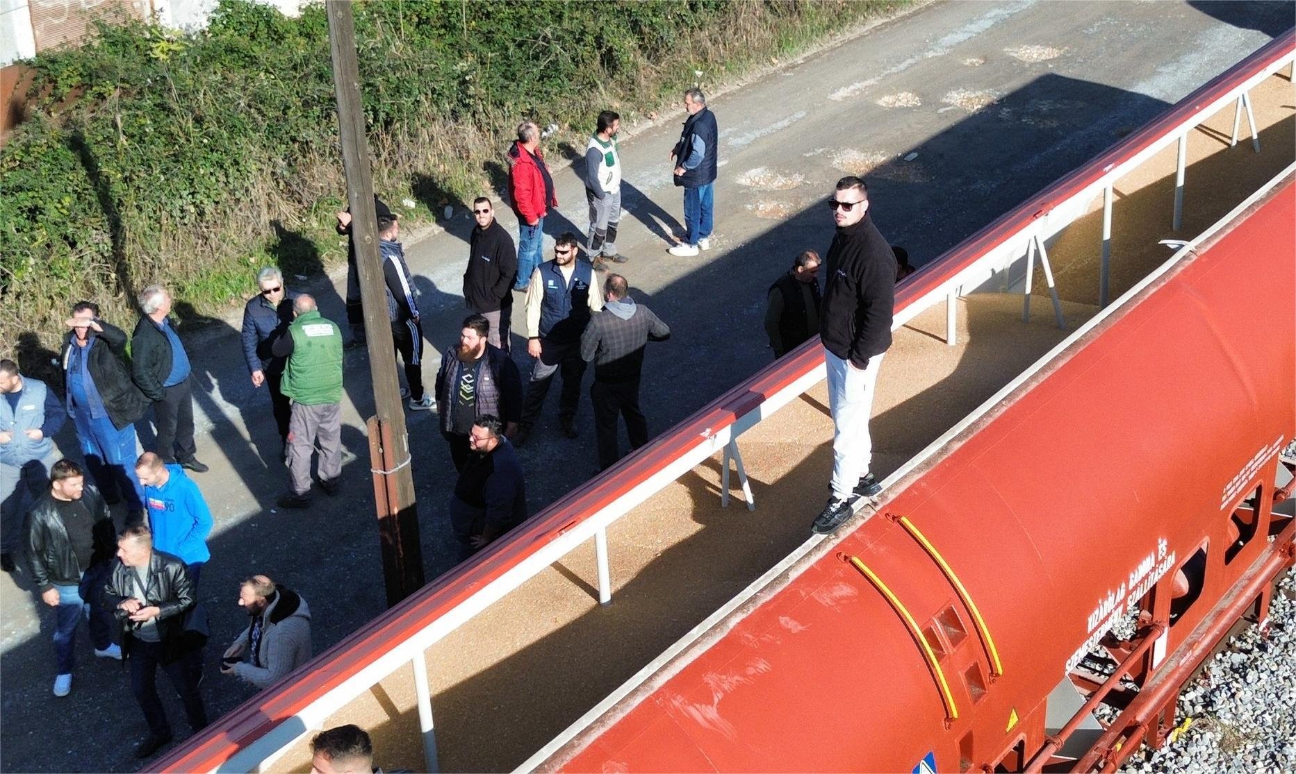 Αλεξάνδρεια. Μπλόκο αγροτών σε εισαγόμενα σιτηρά στον σταθμό