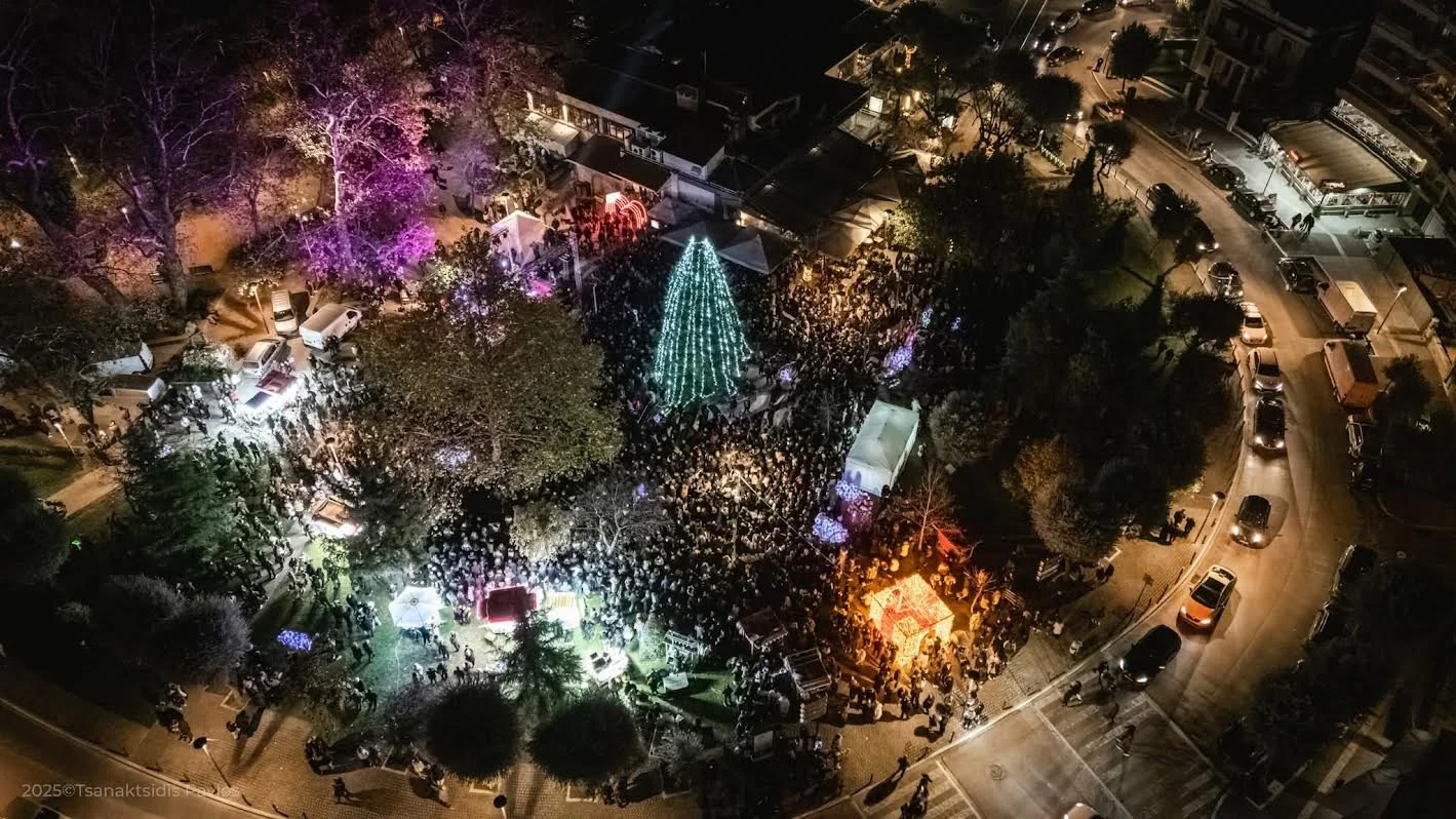Βέροια. Φωταγωγήθηκε το χριστουγεννιάτικο δένδρο στην πλατεία Εληάς