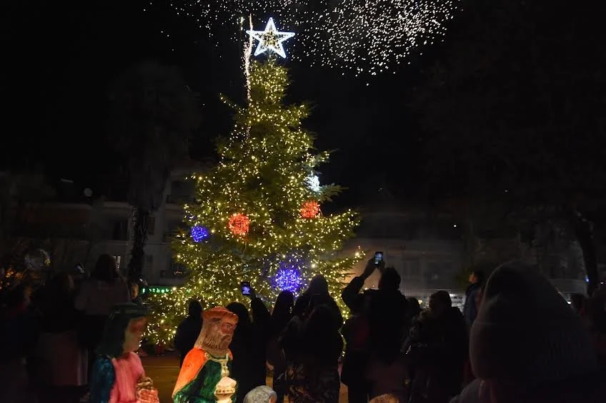 Νάουσα. Εντυπωσιακή φωταγώγηση του χριστουγεννιάτικου δέντρου