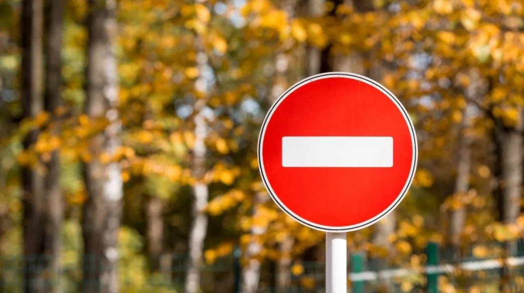 Νάουσα. Κτήριο υπό κατάρρευση στην πλατεία Αρματολών. Απαγόρευση κυκλοφορίας