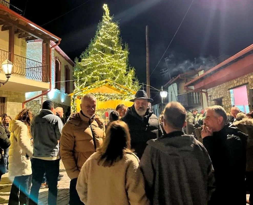Νάουσα. Φωταγωγήθηκαν χριστουγεννιάτικα δέντρα στα χωριά