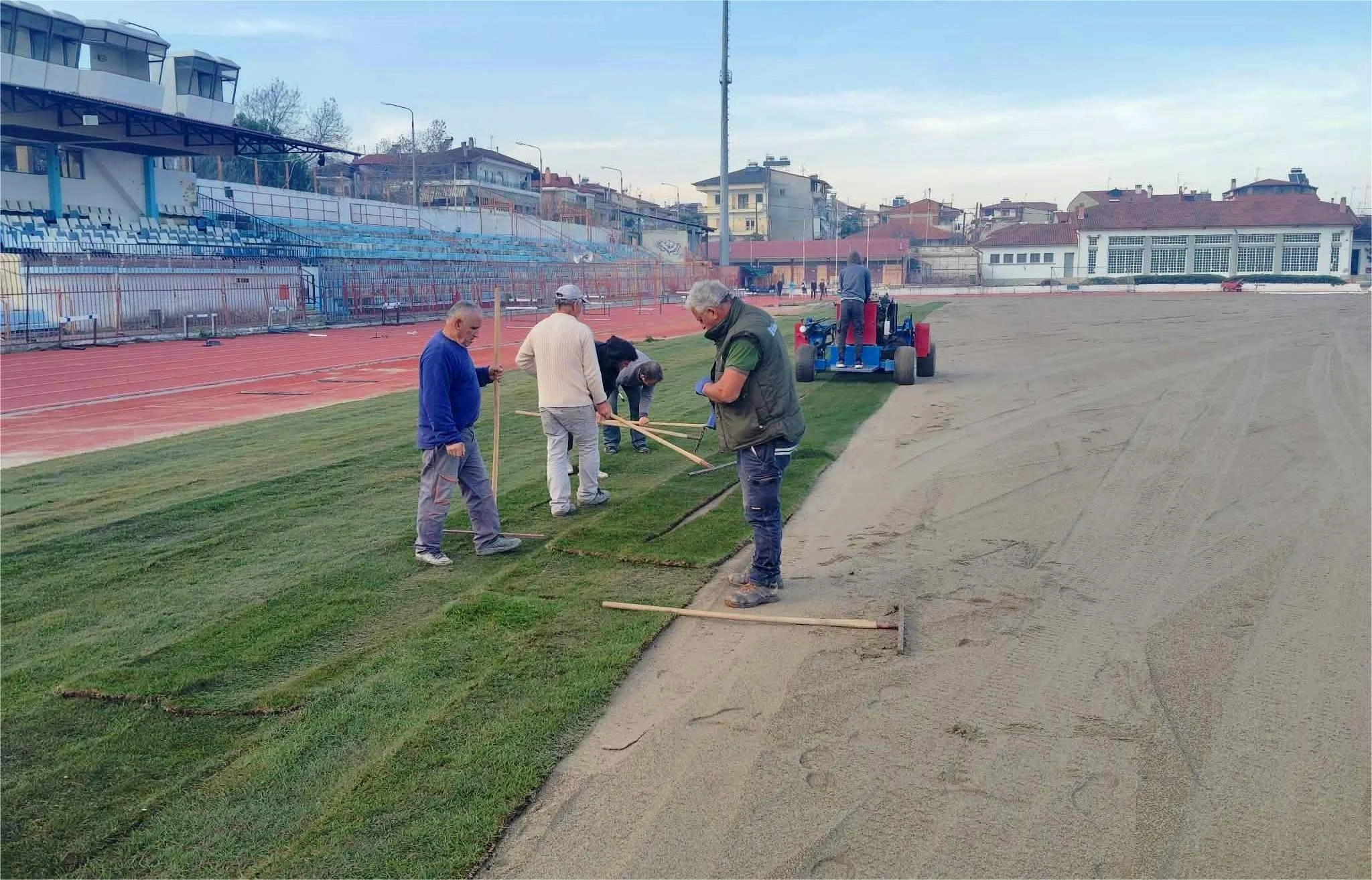 Τοποθετείται ο νέος χλοοτάπητας στο γήπεδο της Νάουσας