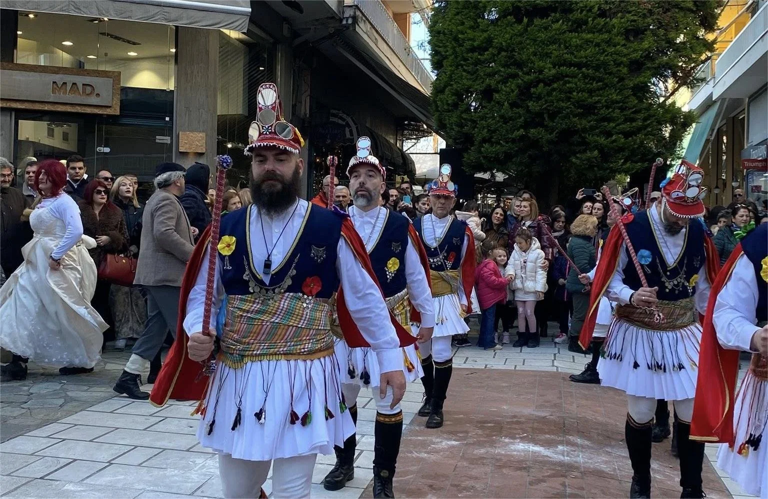 Αναστάτωσαν το κέντρο Βέροιας και Νάουσας οι Μωμόγεροι!