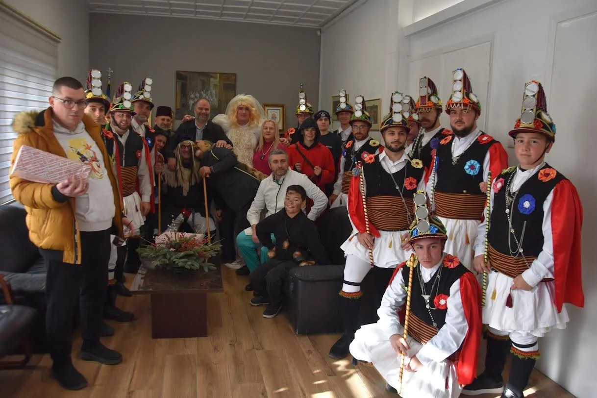 Νάουσα. Οι Μωμόγεροι στο δημαρχείο