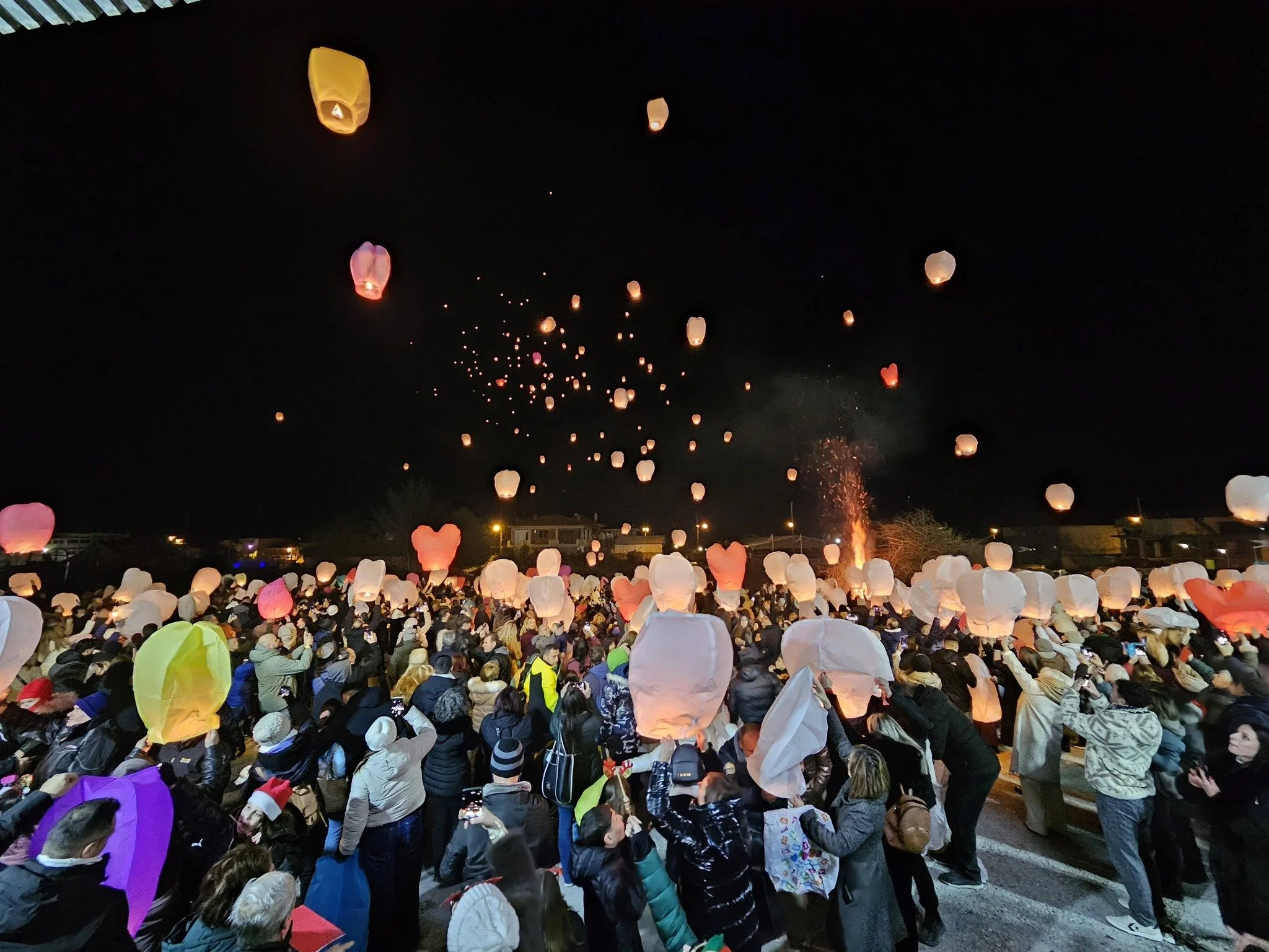 Βέροια. Εκατοντάδες φωτεινές ευχές στον ουρανό του Εργοχωρίου