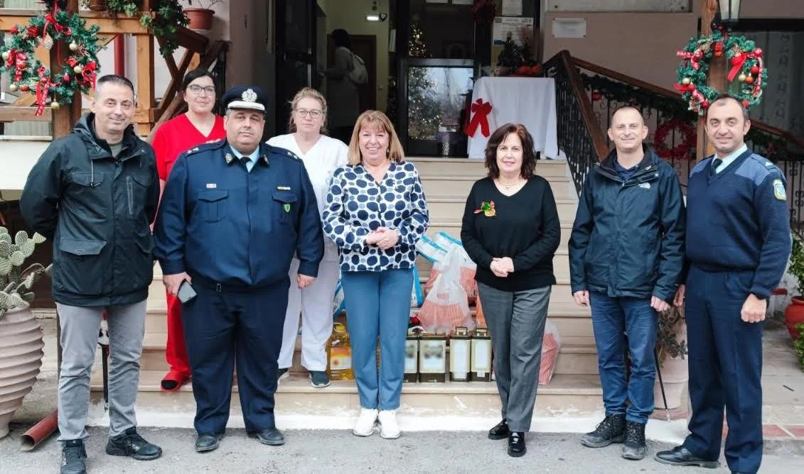 ΕΛΑΣ. Είδη πρώτης ανάγκης στην Πρωτοβουλία και στο Γηροκομείο Νάουσας