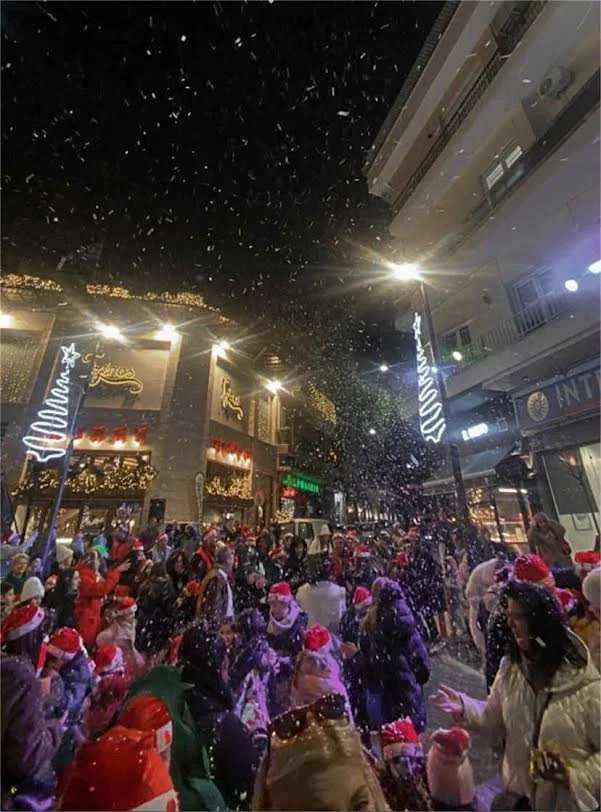 1st Naoussa Santa Parade. Γιορτινός περίπατος χαράς... με χιόνι!