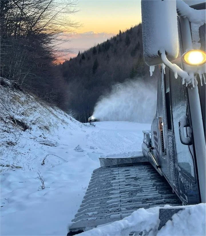 Στο φουλ η παραγωγή τεχνητού χιονιού στα 3-5 Πηγάδια!
