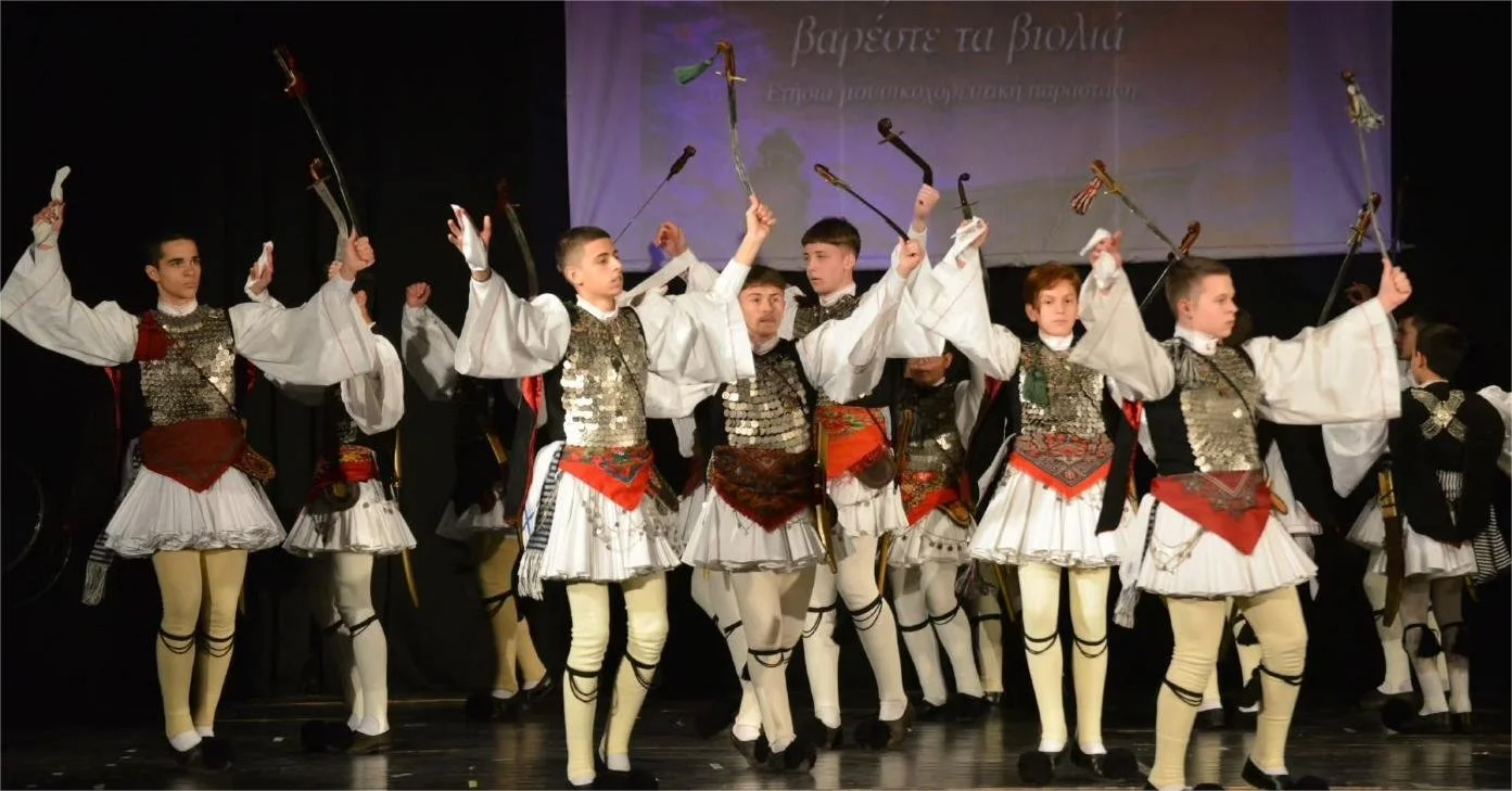 Όμιλος ‘Γενίτσαροι και Μπούλες’. Χειροκροτήθηκαν οι χορευτές στην ετήσια παράσταση