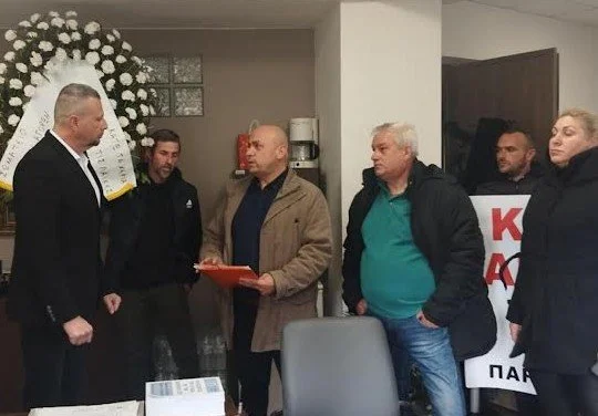 Σε επ’ αόριστον απεργία οι παραγωγοί-πωλητές λαϊκών αγορών. Υπόμνημα σε Κοτίδη