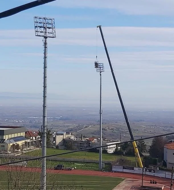 Νάουσα. Ξεκίνησε η τοποθέτηση φωτιστικών led στο γήπεδο