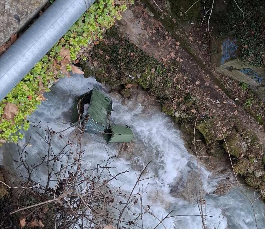 Κάδος μέσα στο ποτάμι!