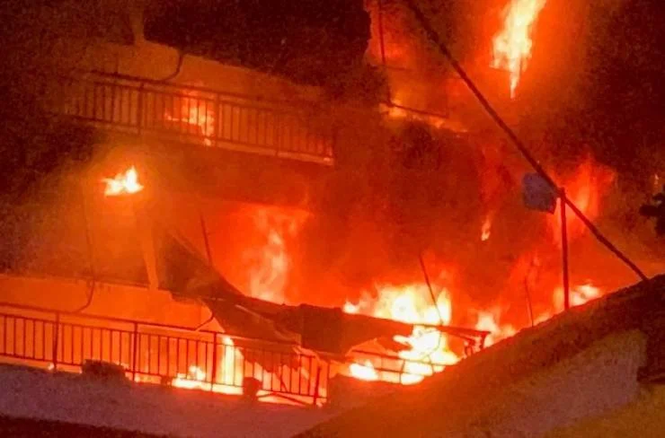 Αλεξάνδρεια. Ζημιές σε τέσσερα διαμερίσματα από φωτιά σε πολυκατοικία