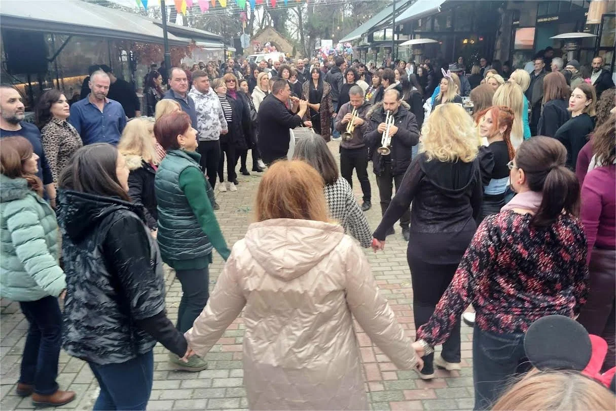 Υπό βροχή το ξεκίνημα της αποκριάς σε Νάουσα και Βέροια