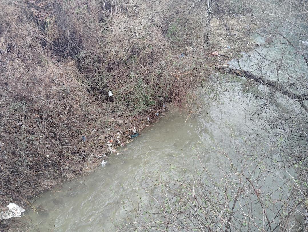 Νάουσα. Γεμάτη σκουπίδια η κοίτη της Αράπιτσας