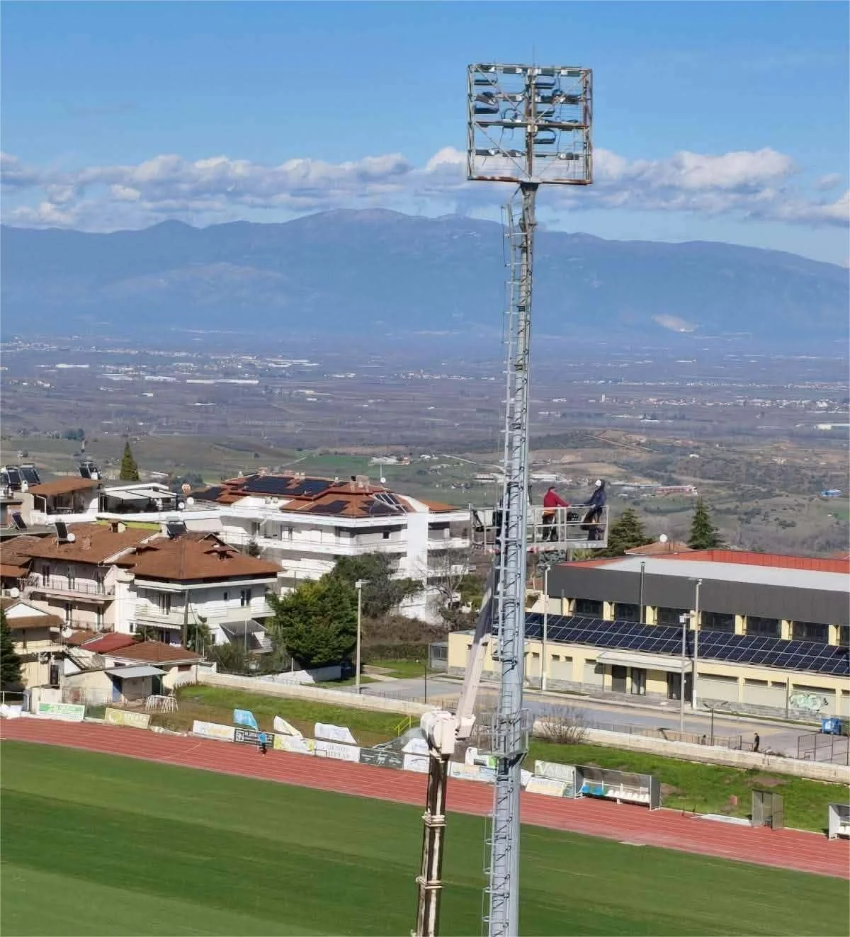 Νάουσα. Μπαίνουν τα νέα φωτιστικά στο γήπεδο