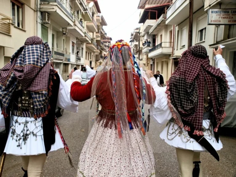 Μπούλες. Δρώμενο που εκτυλίσσεται αθέατο ολοχρονίς στα σπίτια και στις ψυχές των Ναουσαίων