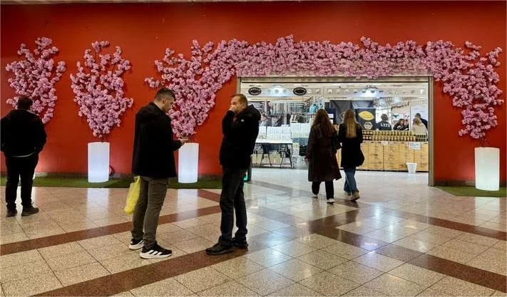 Ανθισμένες ροδακινιές... στάση Σύνταγμα!